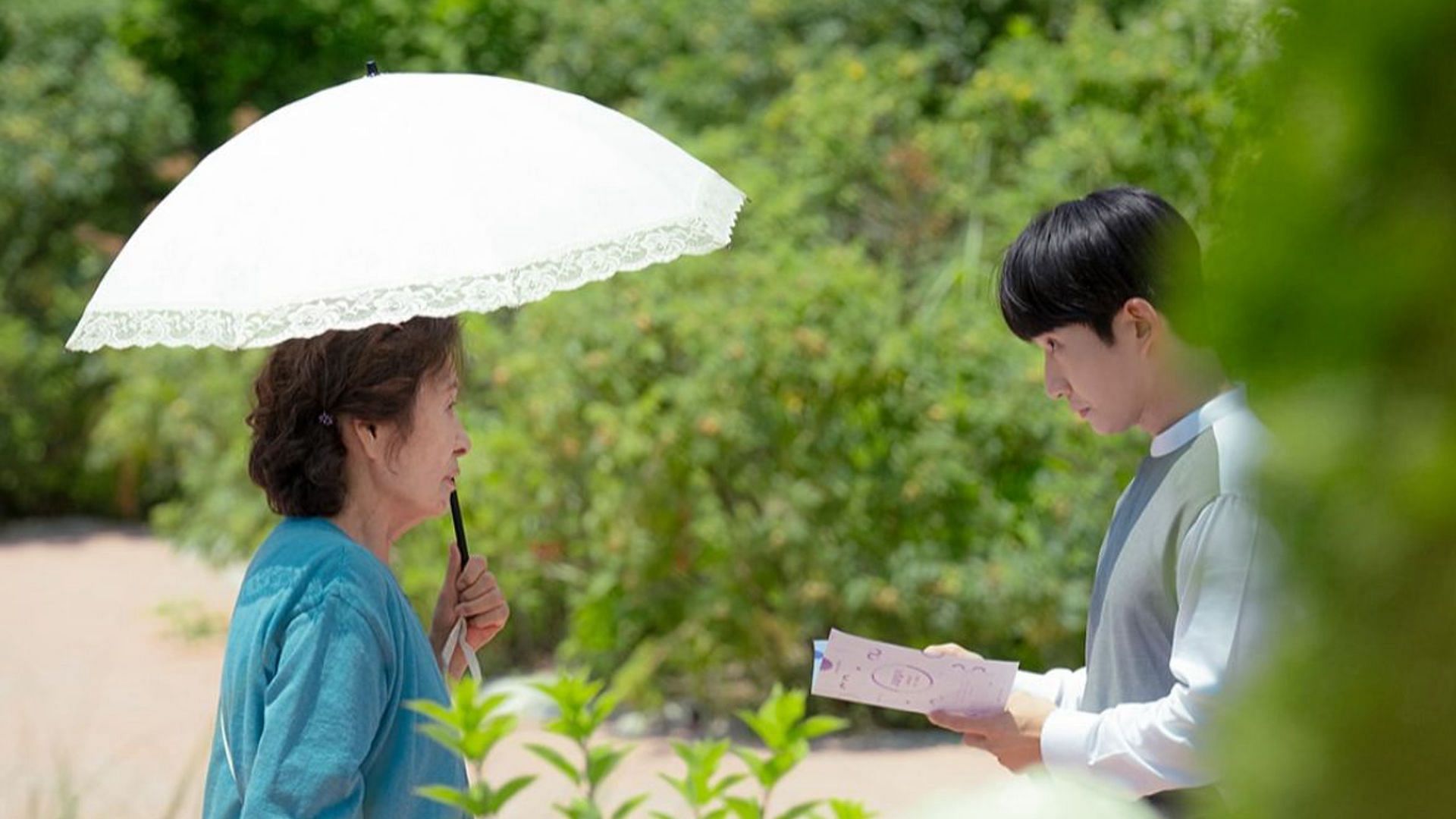 Kim Hye-ja as Lee Hae-suk and Ryu Deok-hwan as Pastor in Heavenly Ever After (Image via Instagram/@jtbcdrama)